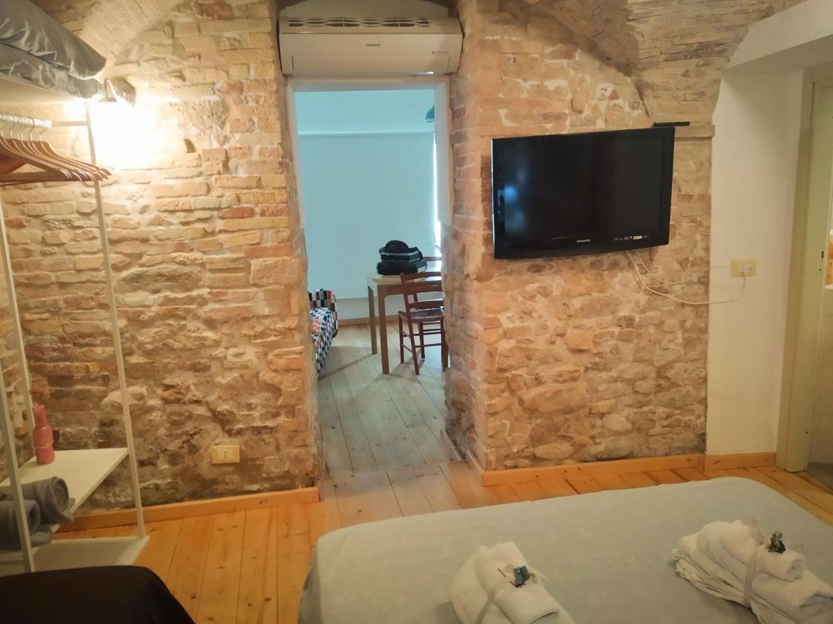 La Finestra Sul Cortile Acomodação com café da manhã Atri Exterior foto