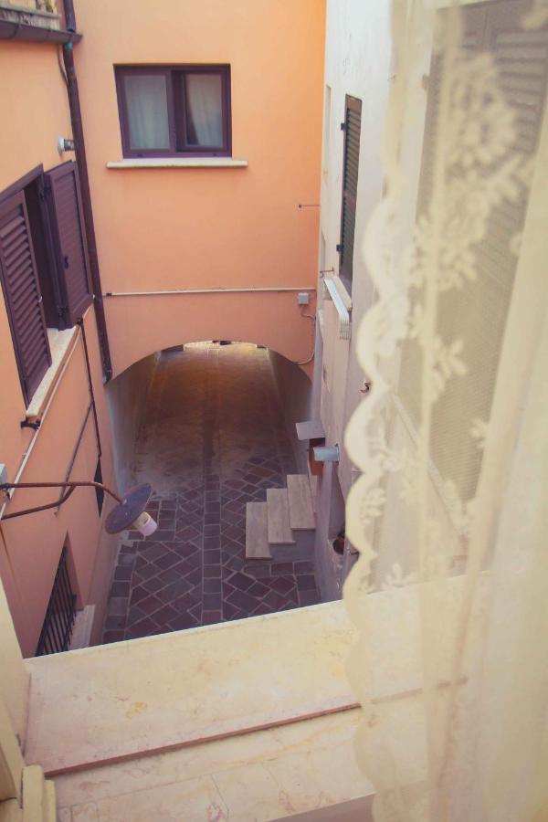 La Finestra Sul Cortile Acomodação com café da manhã Atri Exterior foto